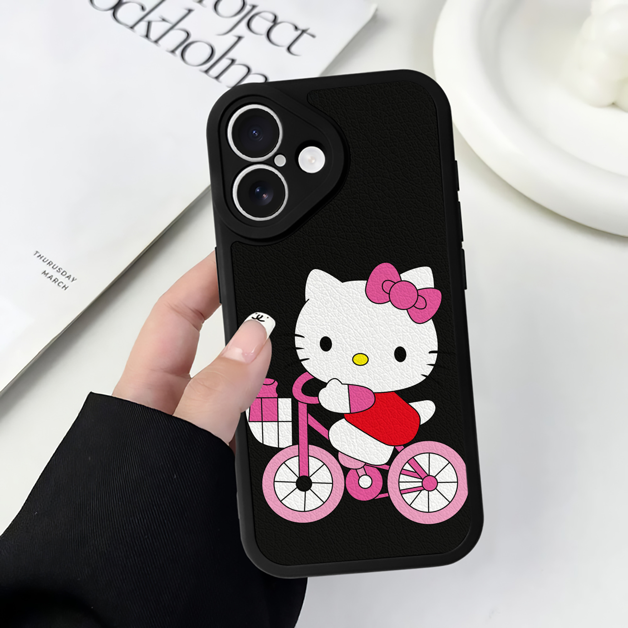 （画像用） Hello Kitty ハローキティ 【iPhone 16シリーズ対応】シリコンスマホケース（レザー調） 材質：シリコン